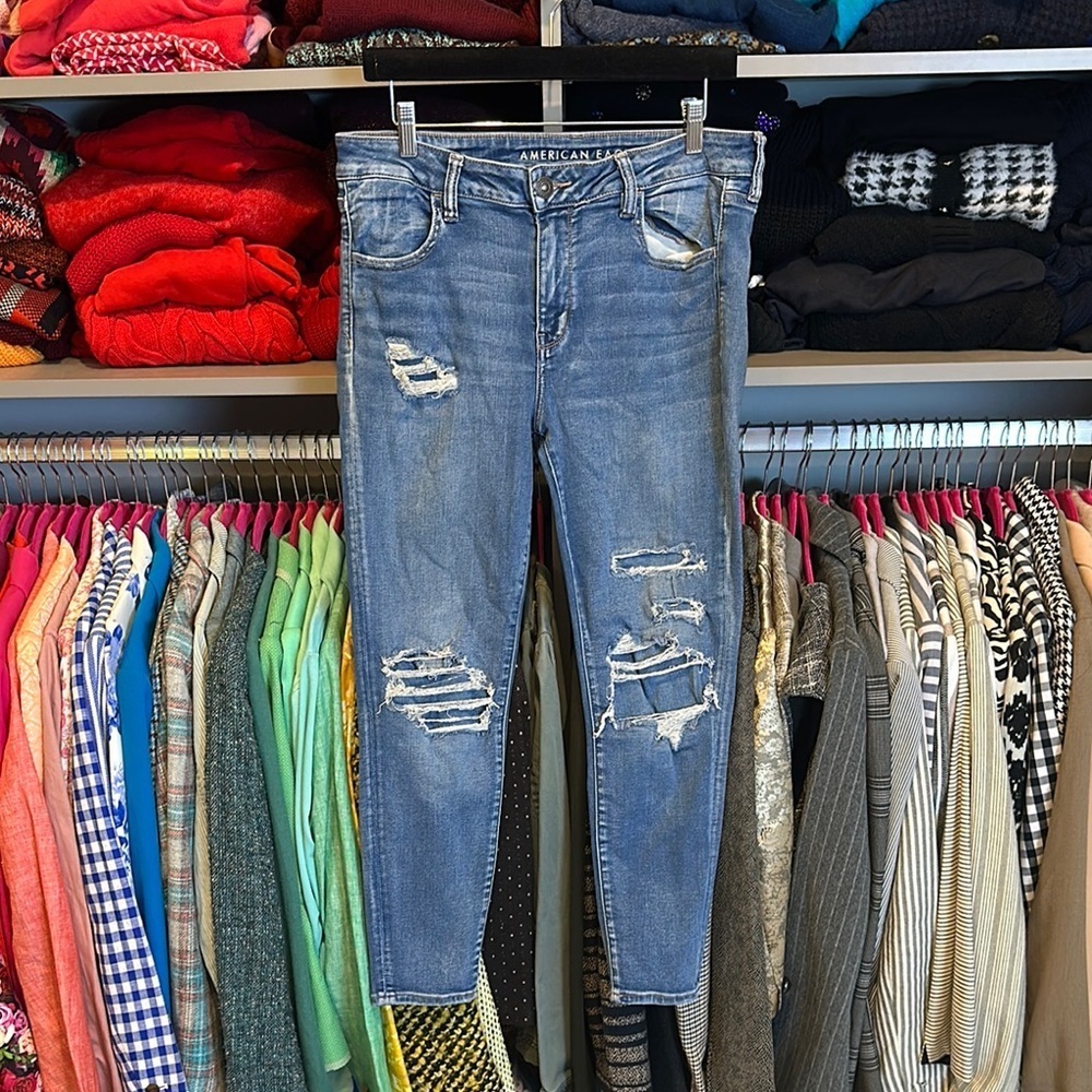 American Eagle blue distressed ankle jeans size 14